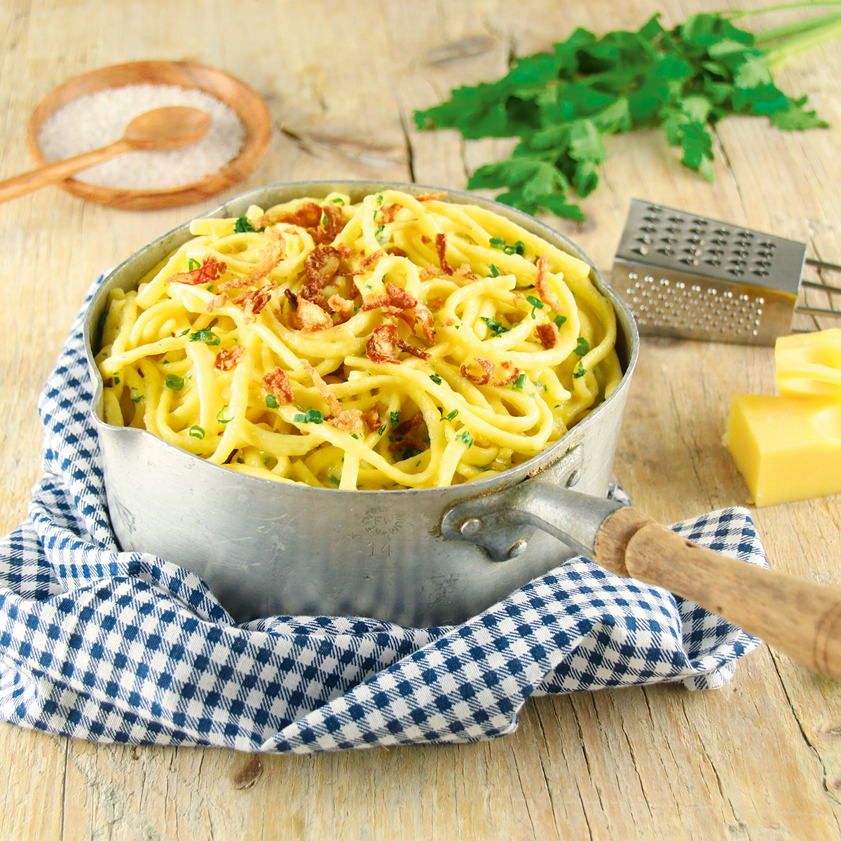 Kraeuter-Kaesspaetzle_mit_Roestzwiebeln_1200x1200px