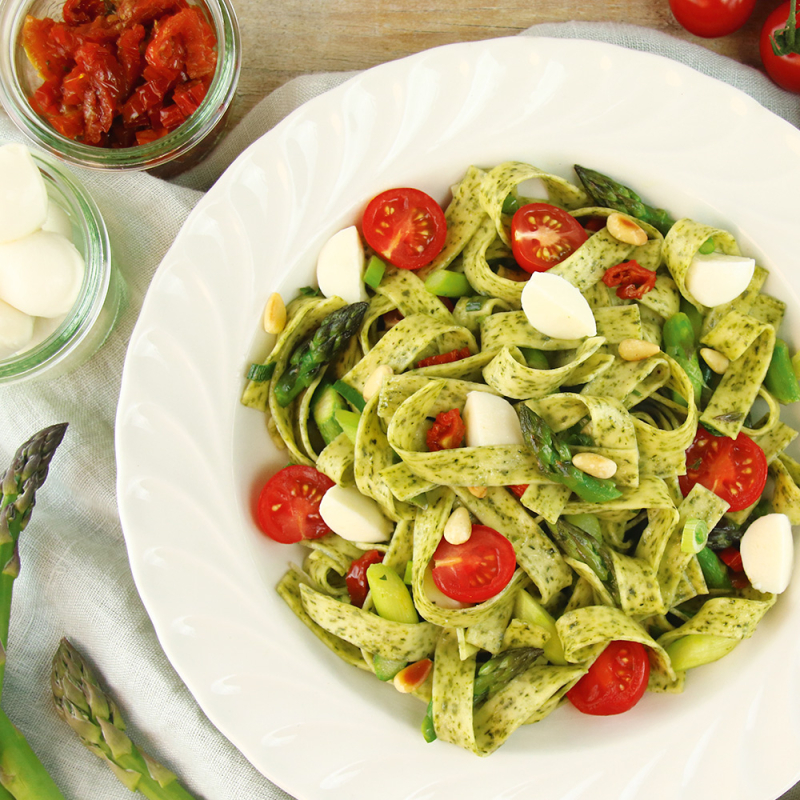 Bärlauch Nudeln mit grünem Spargel und Tomaten Bärlauch Nudeln mit grünem Spargel und Tomaten